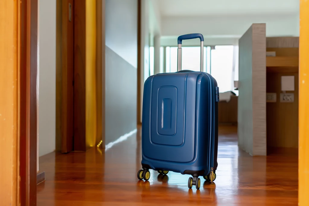 Zastawienie drzwi hotelowych walizką może zadziałać jak alarm 