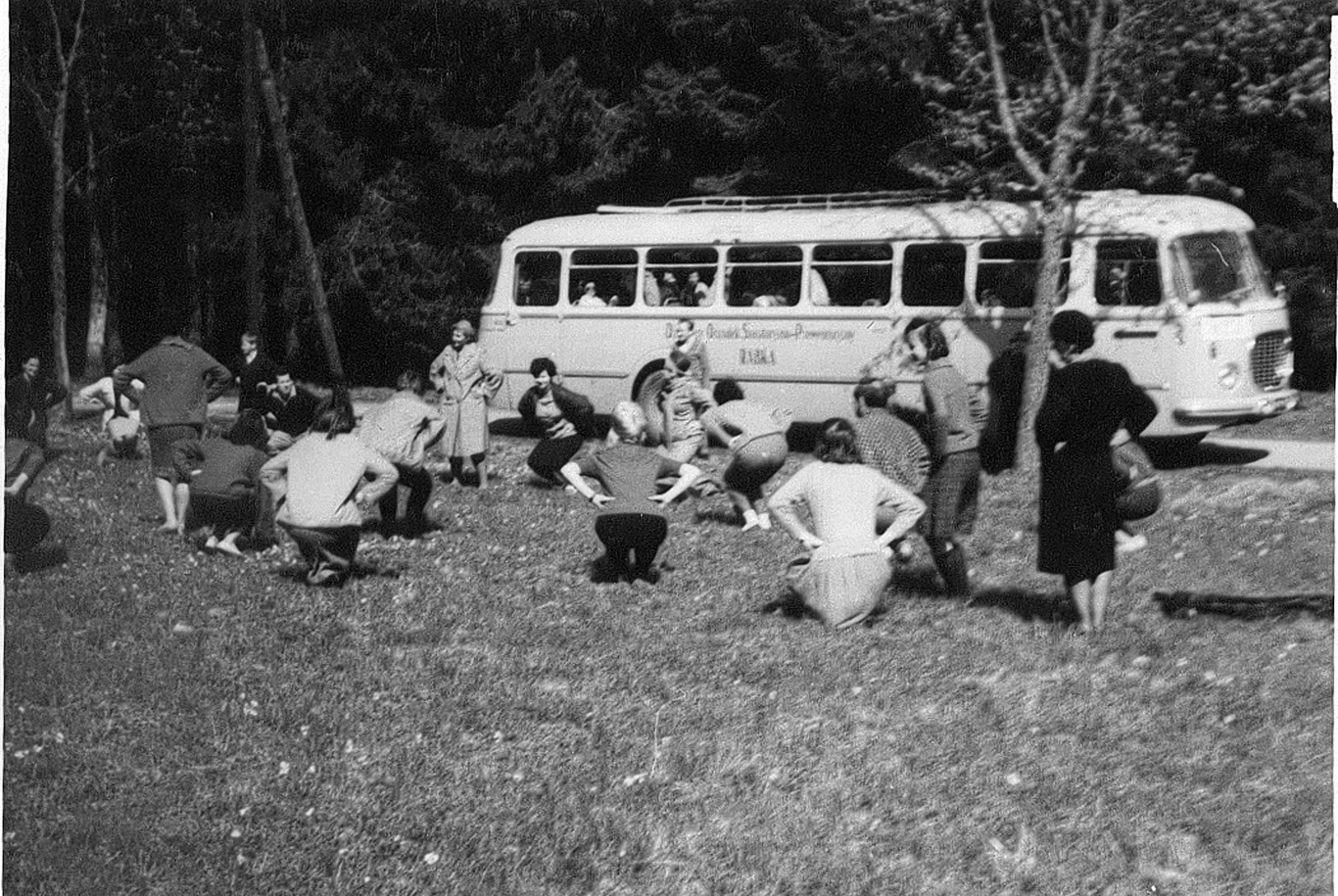 Rabka, lata 50. Wycieczka z sanatorium przeciwgruzliczego w Rabce. Przerwa na rozprostowanie kości Rabka, lata 50. Wycieczka z sanatorium przeciwgruzliczego w Rabce. Przerwa na rozprostowanie kości