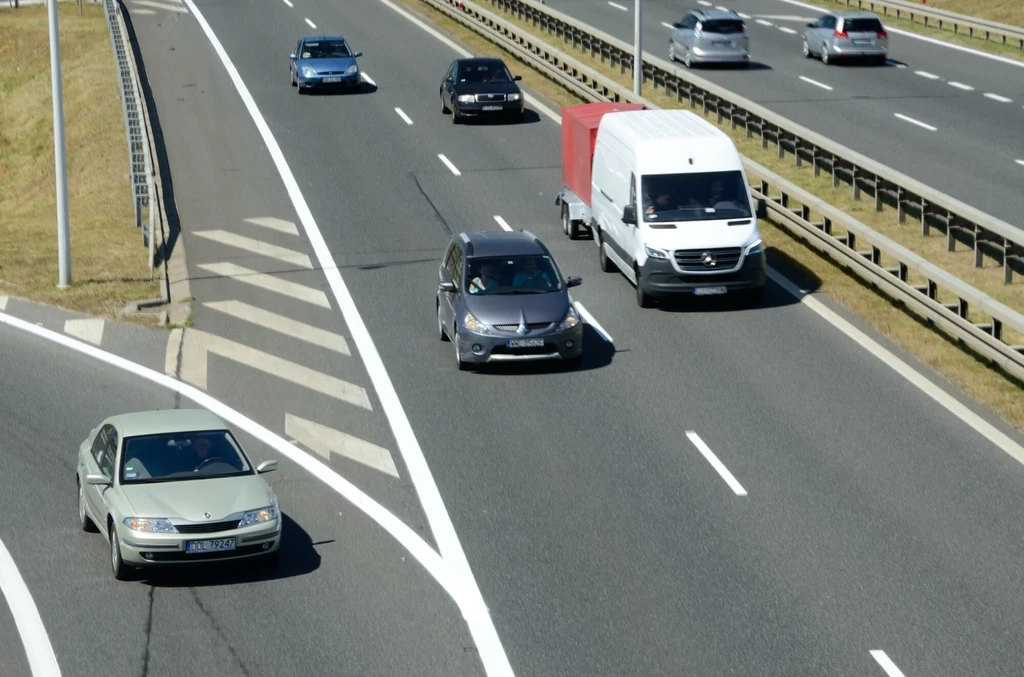 Czy można wyprzedzać z prawej strony na autostradzie?