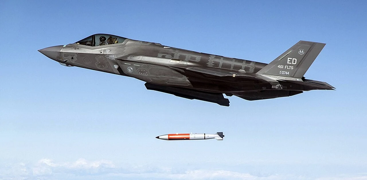 Holenderskie F-35 będą przenosić broń jądrową Holenderskie F-35 będą przenosić broń jądrową