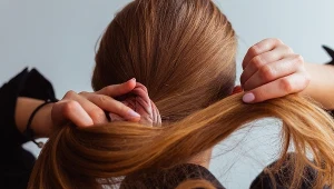 Wcale nie kok. To najmodniejsze i najwygodniejsze upięcia na lato 