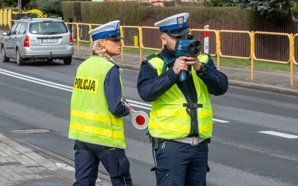 Policja może ukarać nie tylko za szybką, ale także za zbyt wolną jazdę