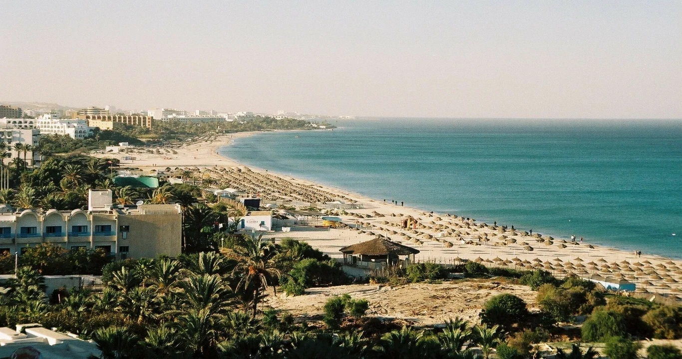 W Tunezji nie powinniśmy spożywać alkoholu w miejscach publicznych. 