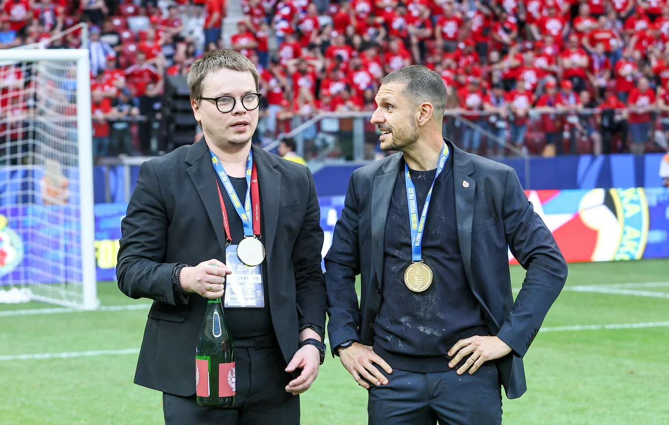 Maj 2024. Jarosław Królewski i trener Albert Rude po zwycięskim finale Pucharu Polski Maj 2024. Jarosław Królewski i trener Albert Rude po zwycięskim finale Pucharu Polski