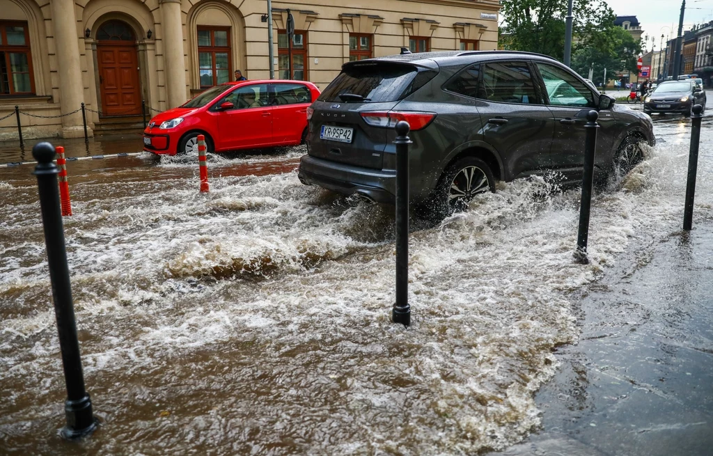 Piana po deszczu na ulicy może być groźna dla samochodów