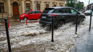 Widziałeś pianę na ulicy po deszczu? Lepiej w nią nie wjeżdżaj