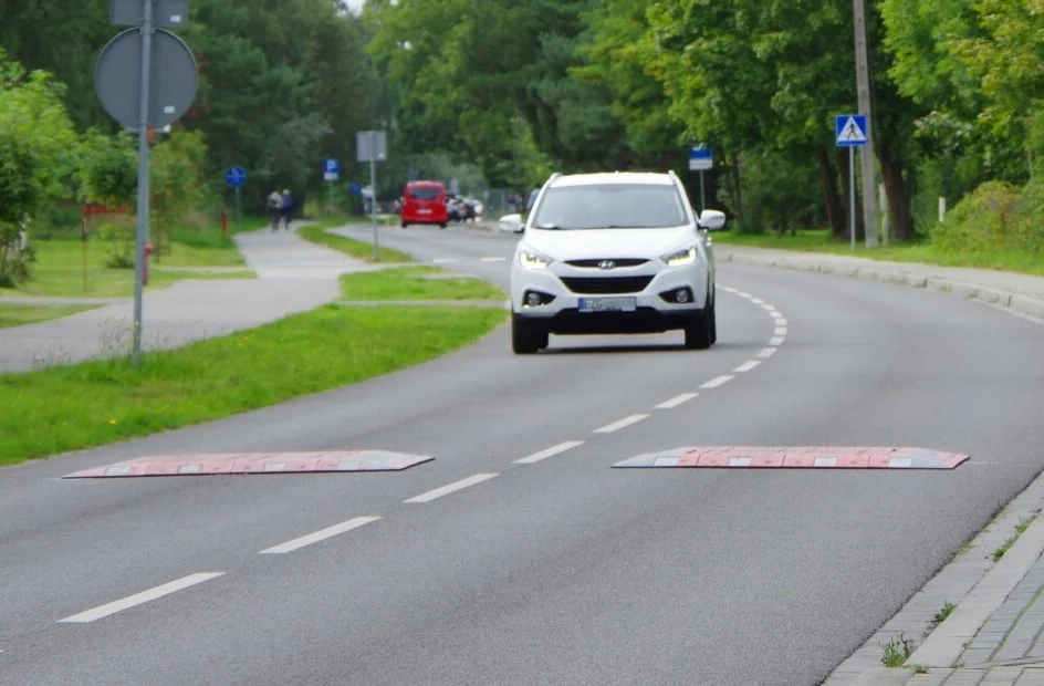 Czy można przejeżdżać między progami zwalniającymi?