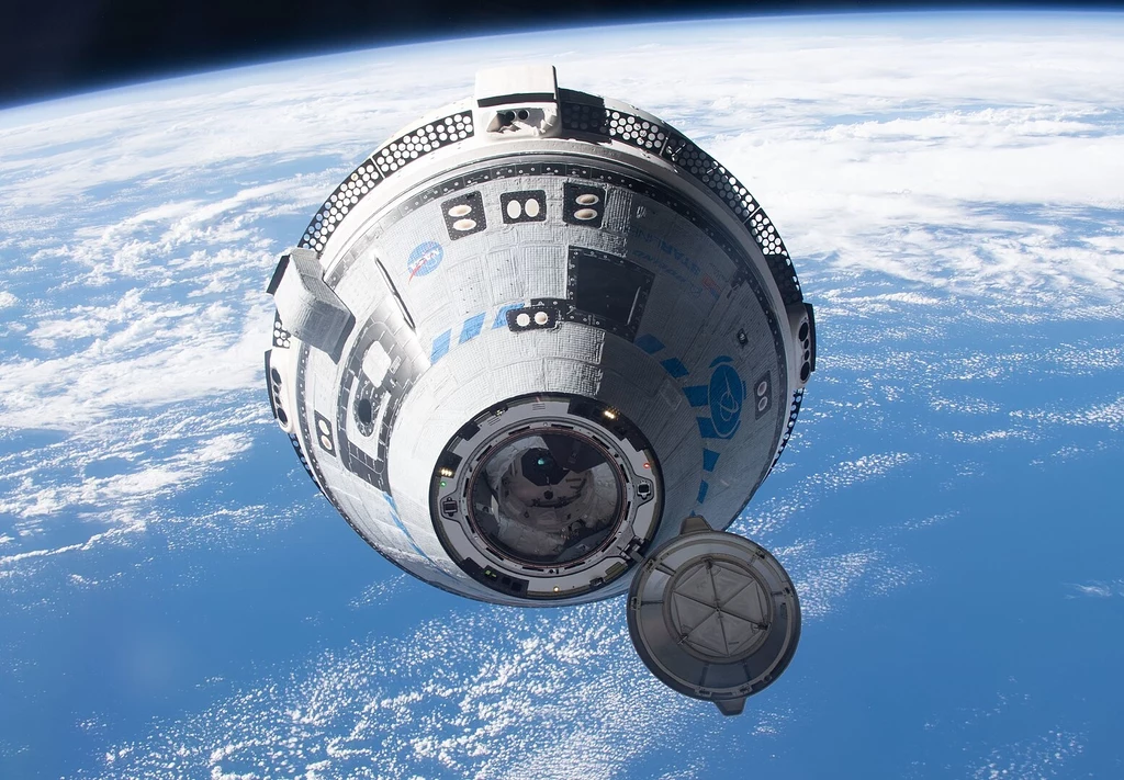 Kapsuła Boeing Starliner podczas dokowania na ISS w maju 2022 roku