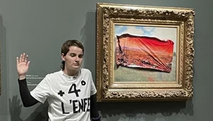 Obraz Claude'a Moneta "Pole maków" z naklejonym plakatem