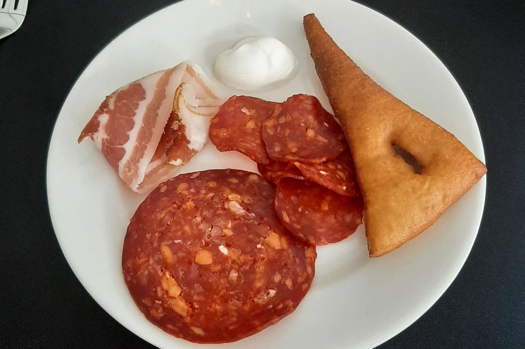 Kulen, kulenowa seka, poderane gaće, pršut i kleks śmietany 





