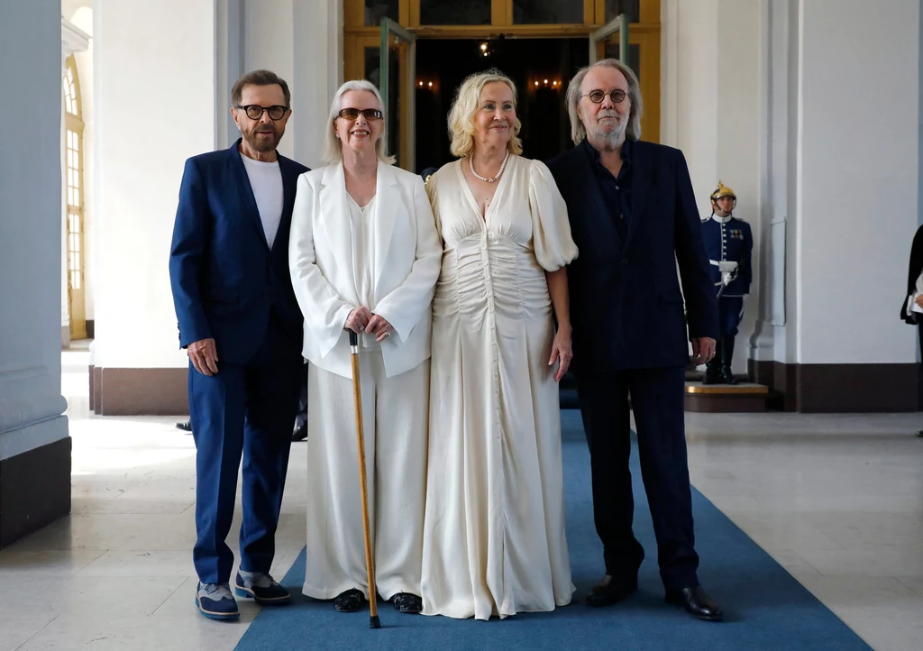 ABBA po uroczystości w pałacu królewskim w Sztokholmie - od lewej: Bjorn Ulvaeus, Anni-Frid Lyngstad, Agnetha Faltskog i Benny Andersson