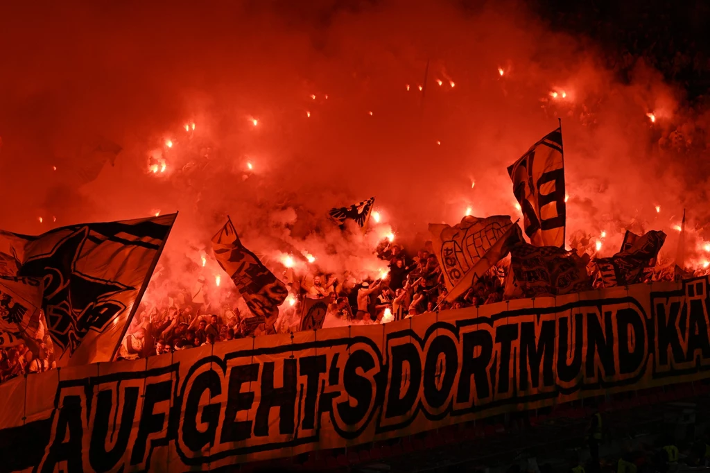 Oprawa kibiców Borussii Dortmund w przerwie finału Ligi Mistrzów Oprawa kibiców Borussii Dortmund w przerwie finału Ligi Mistrzów