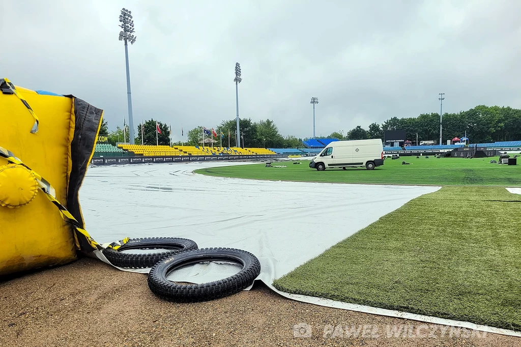 Plandeka na torze w Pradze. Grand Prix Czech 2024 było zagrożone. Plandeka na torze w Pradze. Grand Prix Czech 2024 było zagrożone.