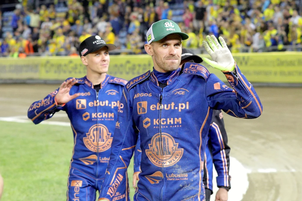 Martin Vaculik i Oskar Fajfer pozdrawiają kibiców. Martin Vaculik i Oskar Fajfer pozdrawiają kibiców.