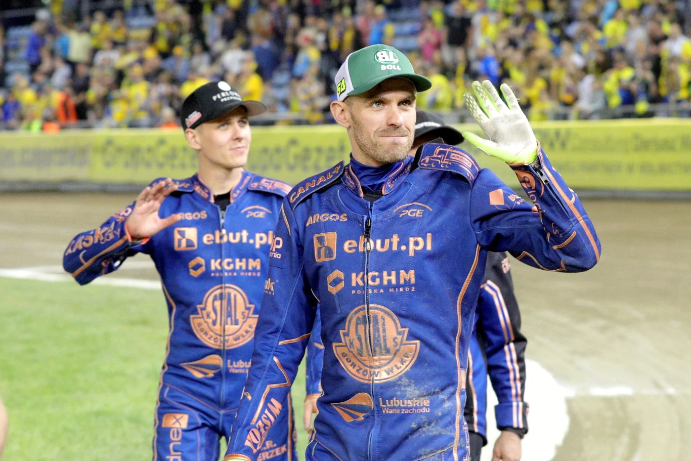 Martin Vaculik i Oskar Fajfer pozdrawiają kibiców.