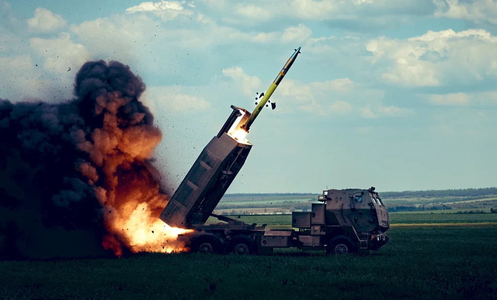 Ukraiński system M142 HIMARS wystrzeliwujący pocisk GMLRS