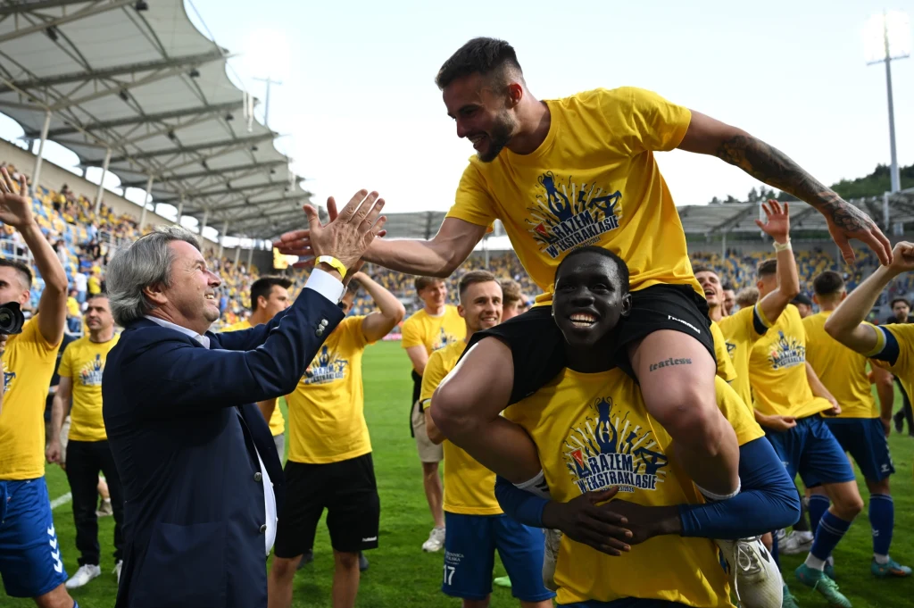 Zbigniew Jakubas (z lewej) świętuje awans Motoru Lublin do Ekstraklasy Zbigniew Jakubas (z lewej) świętuje awans Motoru Lublin do Ekstraklasy