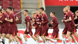 Reprezentanci Polski na treningu - Sebastian Szymański w środku, z twarzą zwróconą w stronę aparatu