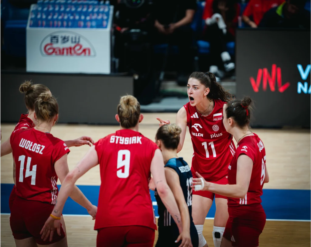 Polskie siatkarki, a wśród nich Aleksandra Szczygłowska (w niebieskiej koszulce) Polskie siatkarki, a wśród nich Aleksandra Szczygłowska (w niebieskiej koszulce)