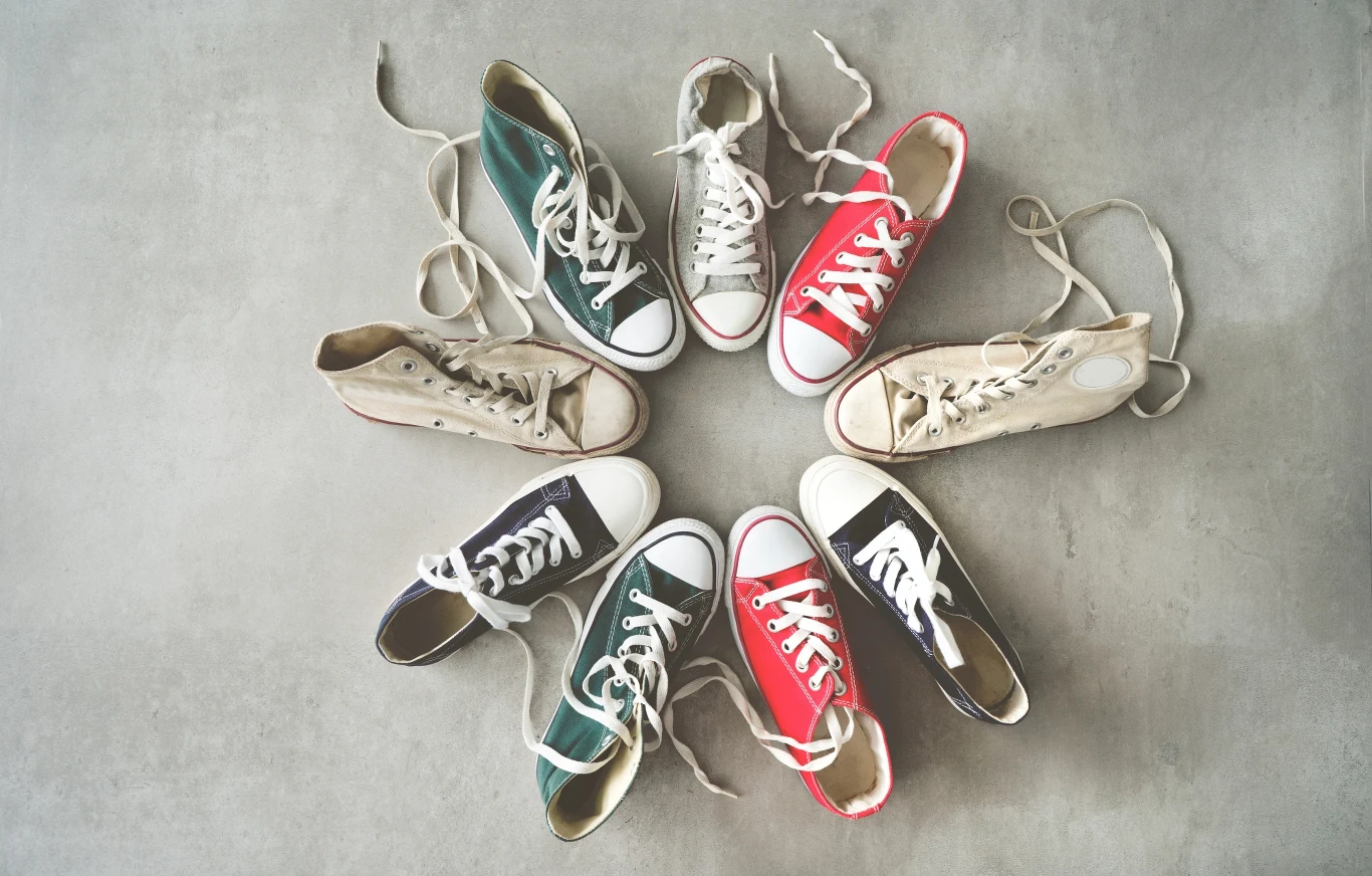 Zniszczone bądź stare buty należy wyrzucać do odpadów zmieszanych