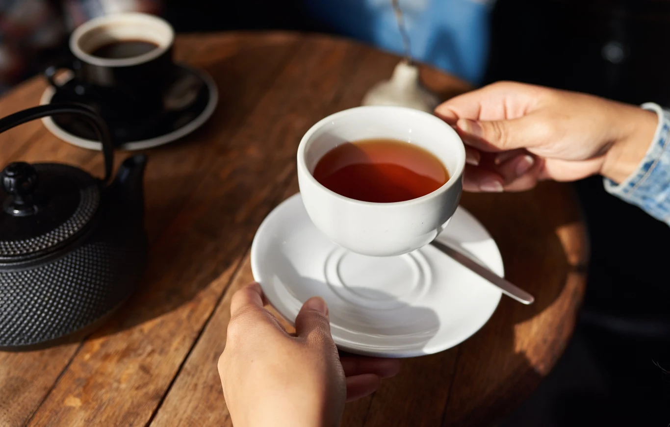 Picie czarnej herbaty poprawia mikrobiotę jelitową. Czarna herbata łagodzi też biegunki i bóle brzucha Picie czarnej herbaty poprawia mikrobiotę jelitową. Czarna herbata łagodzi też biegunki i bóle brzucha