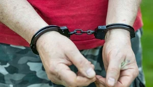 mężczyzna w kajdankach