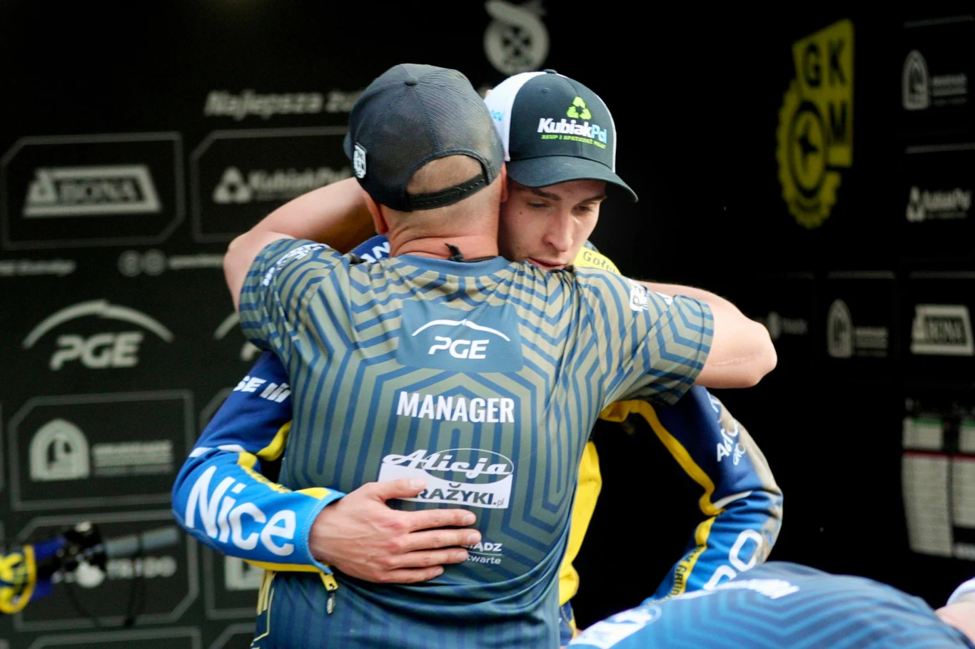 Menadżer Robert Kościecha pociesza Kacpra Pludrę. Menadżer Robert Kościecha pociesza Kacpra Pludrę.