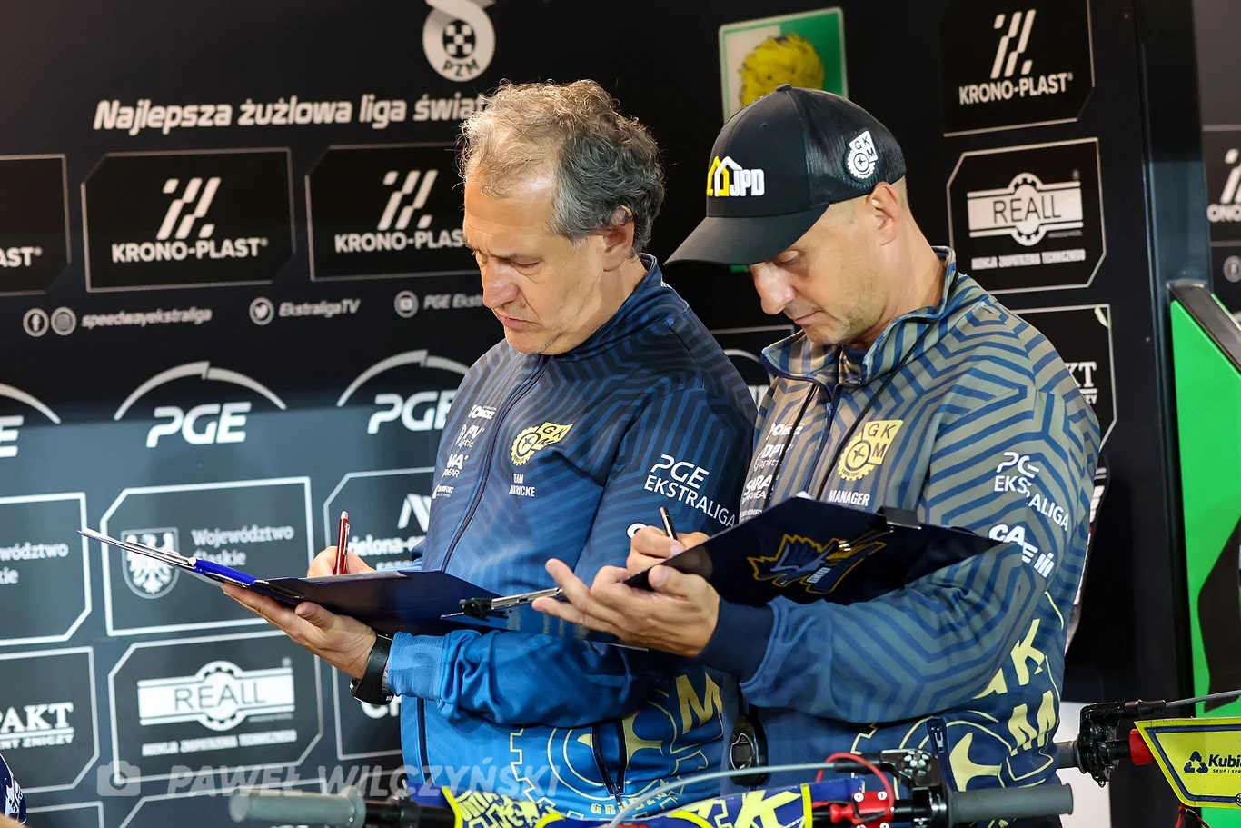 Tomasz Gaszyński i Robert Kościecha w trakcie meczu.