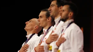 Jakub Krzewina (z lewej) razem z resztą mistrzowskiej sztafety 4x400 m z Glasgow