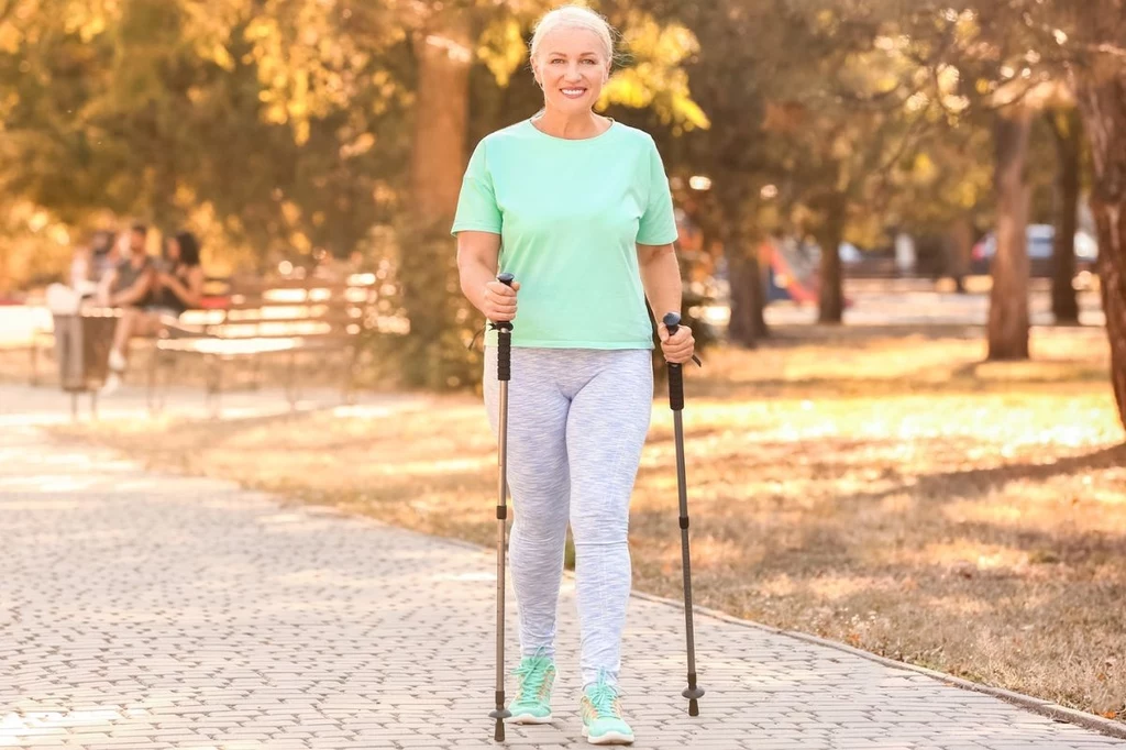 Nordic walking staje się coraz bardziej popularną aktywnością w Polsce