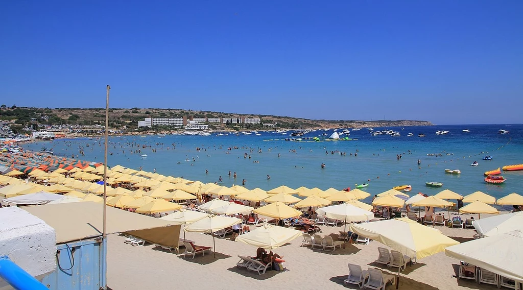 Plaża nad zatoką Mellieħa Bay, Malta 