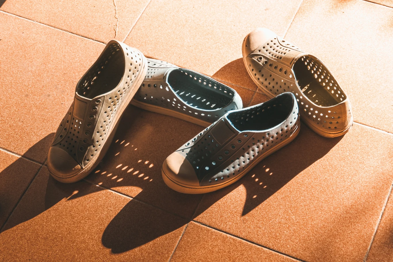 Najlepszym wyborem na lato jest obuwie przewiewne i odpowiednio wyprofilowane