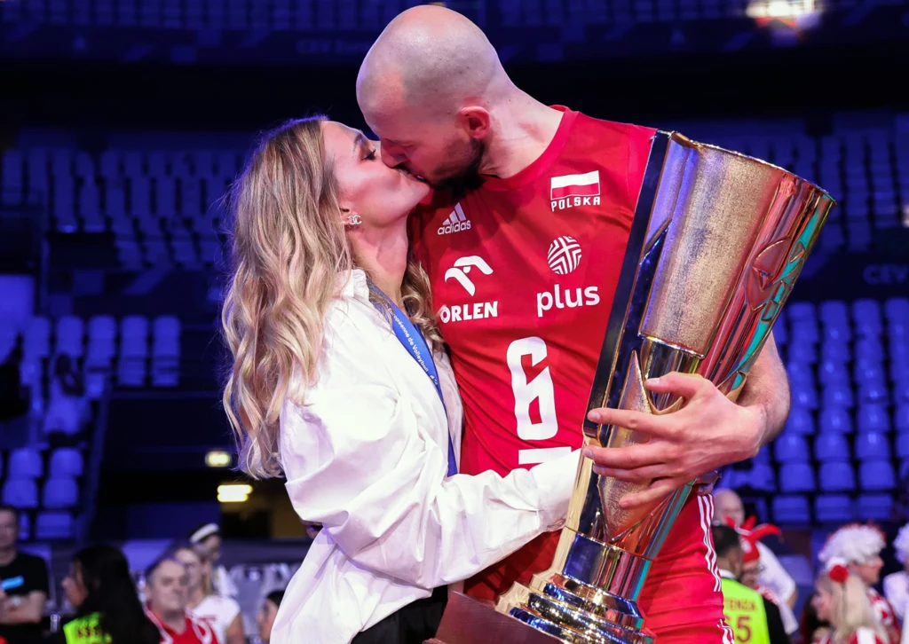 Wielu mogło tego nie wiedzieć. Żona znanego siatkarza przemówiła ws. Bartosza Kurka i jego żony Anny Wielu mogło tego nie wiedzieć. Żona znanego siatkarza przemówiła ws. Bartosza Kurka i jego żony Anny