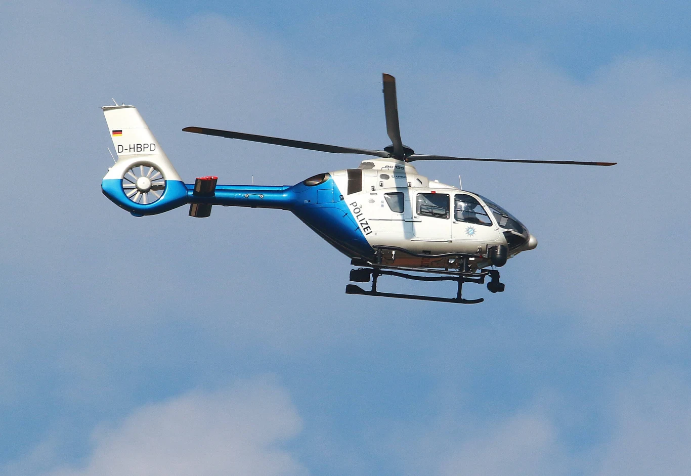 Policyjny śmigłowiec bierze udział w poszukiwaniach Policyjny śmigłowiec bierze udział w poszukiwaniach