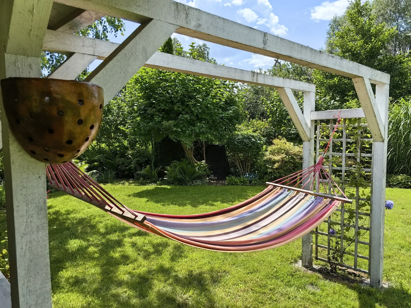 Hamak to komfortowa możliwość wypoczynku na świeżym powietrzu. Przy zakupie warto kierować się między innymi własnymi preferencjami oraz miejscem, w którym ma zostać zamontowany.