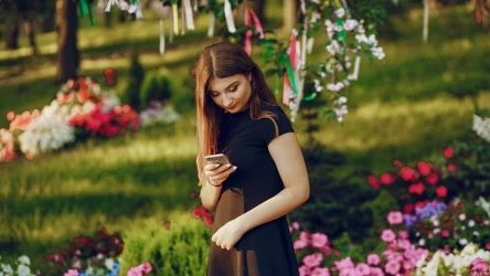 Czy wypada pójść na wesele w czarnej sukience?