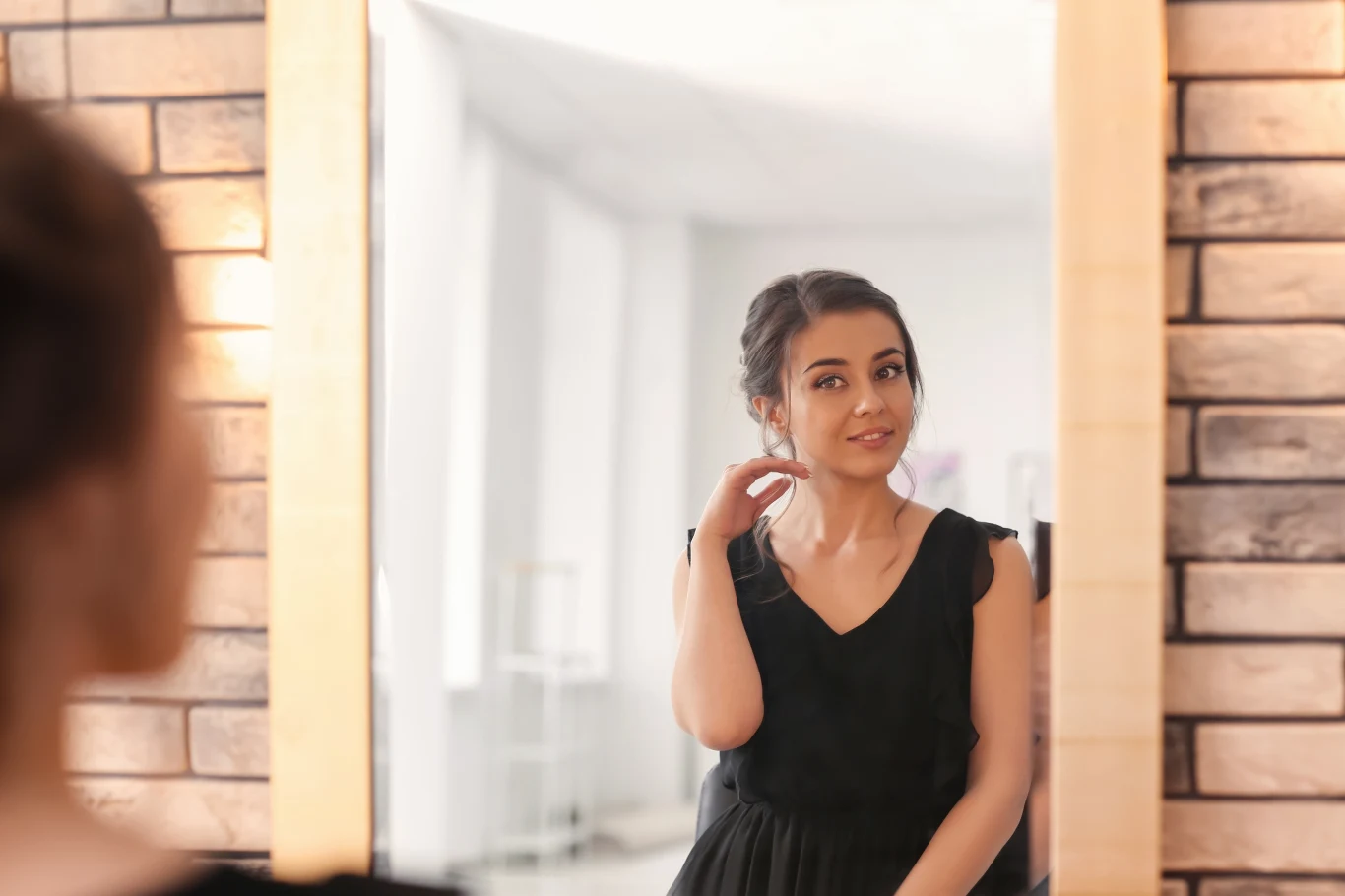 Coraz więcej kobiet zakłada na wesele czarną sukienkę. Coraz więcej kobiet zakłada na wesele czarną sukienkę.