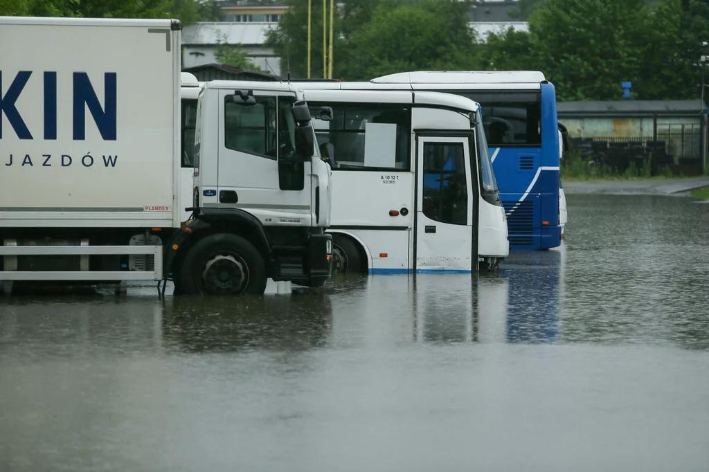 W Polsce pojawią się silne burze. Wydano alert RCB dla części województwa mazowieckiego. Na zdjęciu: zalana zajezdnia autobusowa w Bielsku-Białej