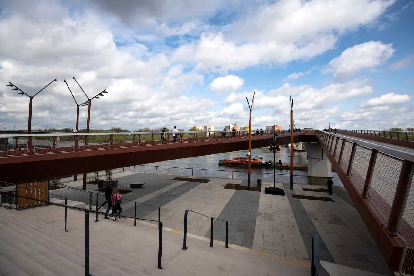 Warszawa. Akcja w pobliżu kładki nad Wisłą. Policja szuka mężczyzny Warszawa. Akcja w pobliżu kładki nad Wisłą. Policja szuka mężczyzny