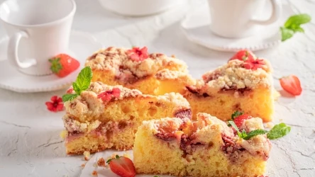 Pulchne ciasto z truskawkami jest banalne i szybkie do zrobienia