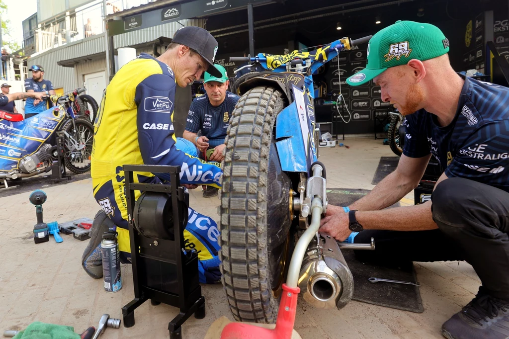 Jason Doyle z mechanikami. Jason Doyle z mechanikami.