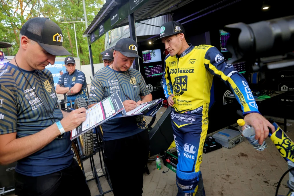 Jason Doyle z menadżerem Robertem Kościechą i kierownikiem drużyny Rafałem Wojciechowskim.