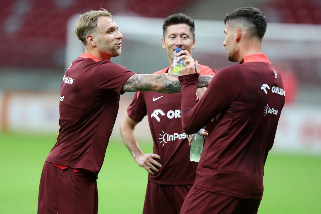 Tymoteusz Puchacz, Robert Lewandowski i Jakub Moder podczas treningu Tymoteusz Puchacz, Robert Lewandowski i Jakub Moder podczas treningu