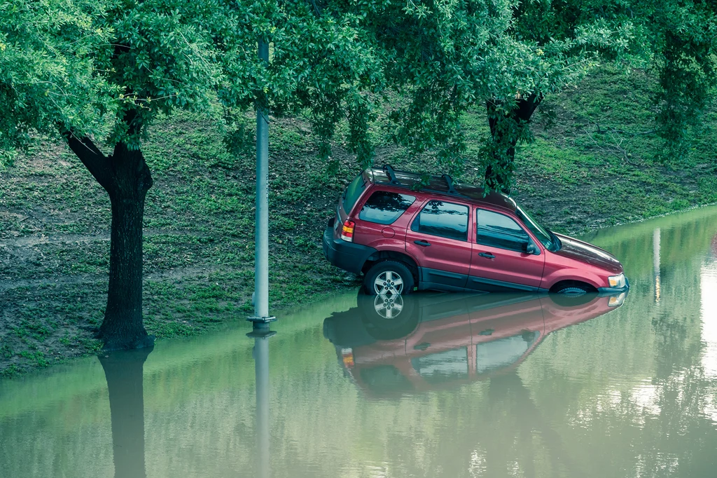 Jak uchronić auto przed zalaniem? Oto wskazówki, którymi warto się kierować