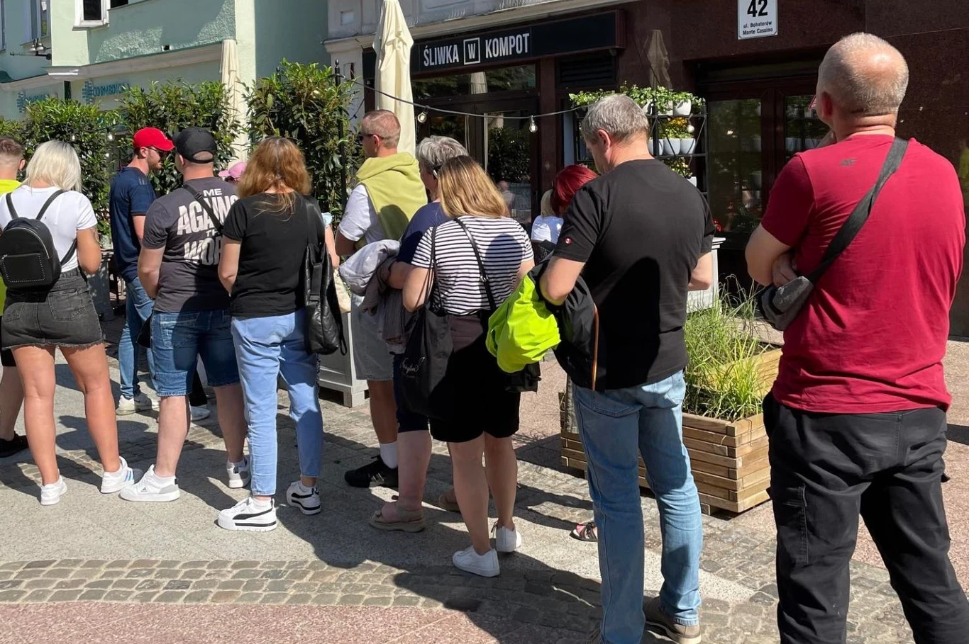 Mimo wysokich cen gofrów nad morzem, przed lokalami w Sopocie ustawiają się kolejki.