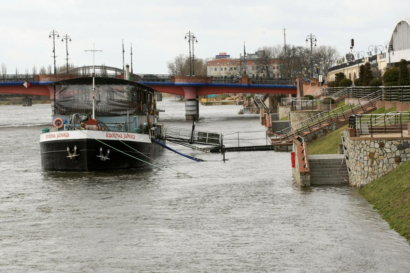 Warta podczas wezbrania w Gorzowie Wielkopolskim często zalewa dolny bulwar