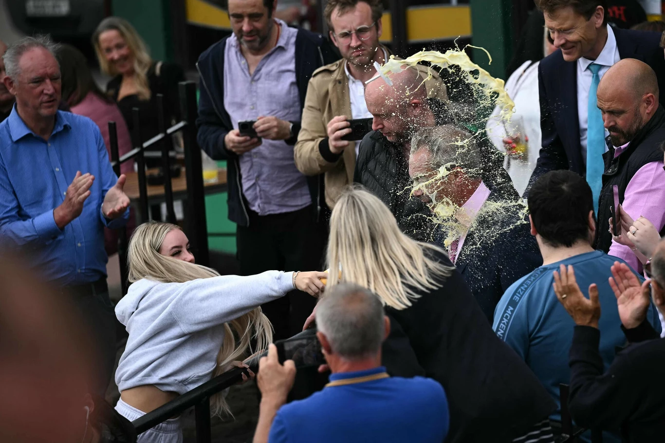 Nigel Farage został oblany drinkiem Nigel Farage został oblany drinkiem