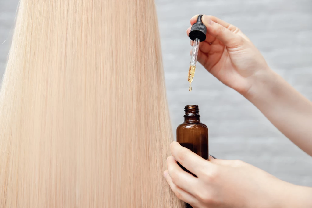 Olej z czarnuszki to idealny produkt na wszelkiego rodzaju włosowe problemy