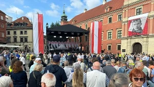 Wiec Donalda Tuska w Warszawie. Tłumy na placu Zamkowym