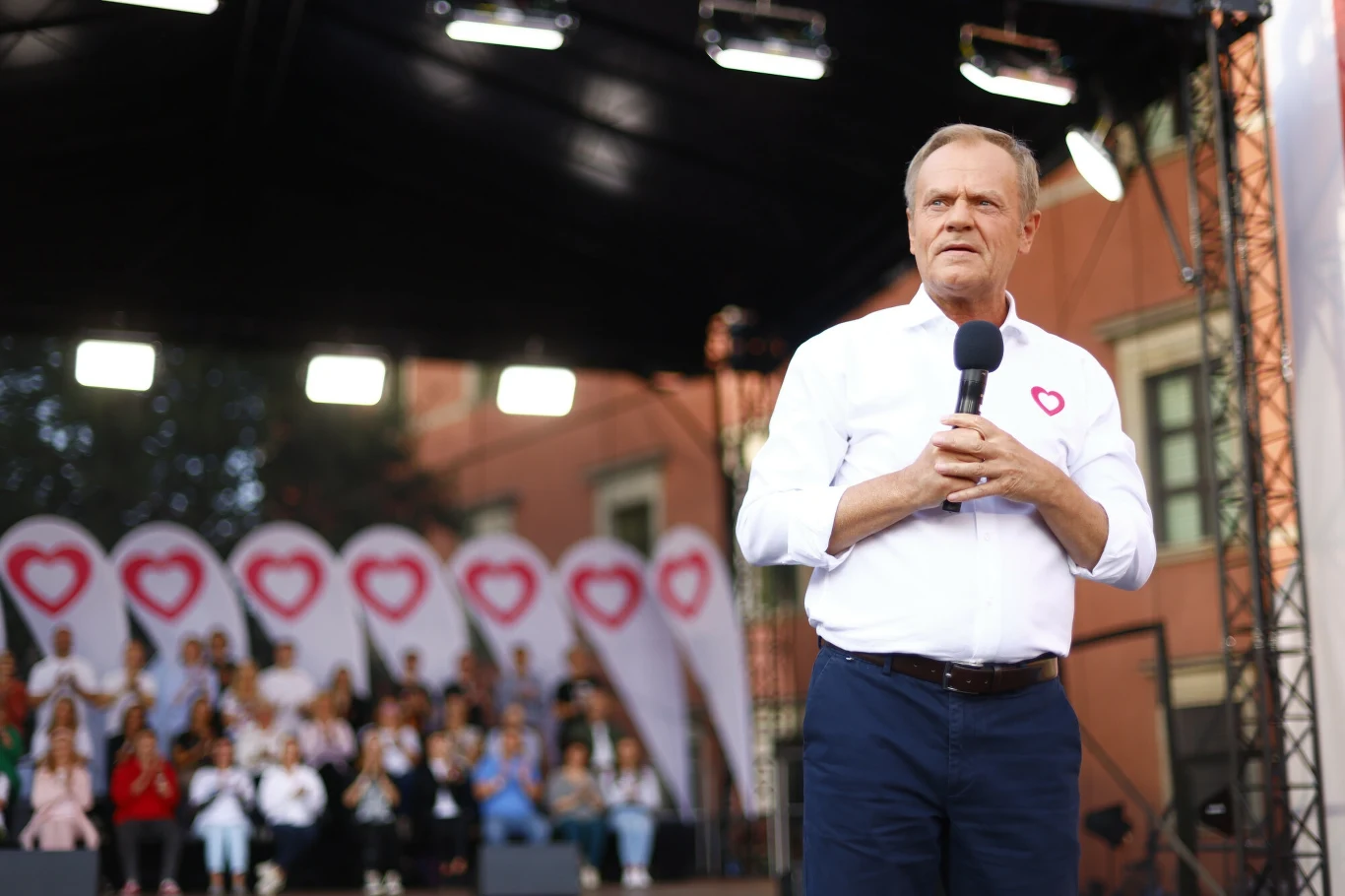 Premier Donald Tusk na wiecu w Warszawie Premier Donald Tusk na wiecu w Warszawie